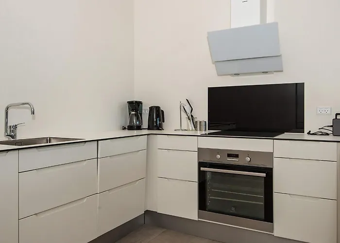 6 Person In Apartment *