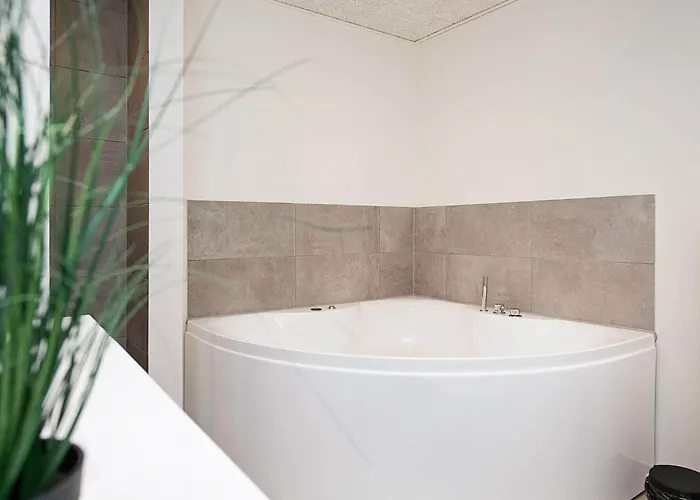 Apartment 6 Person In