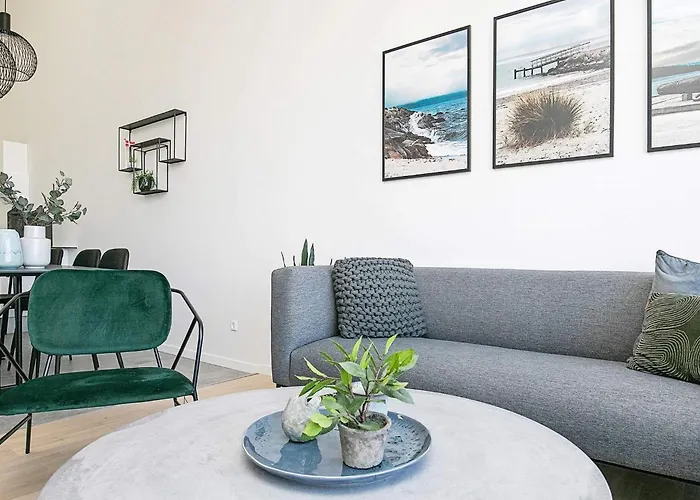 6 Person In Apartment *